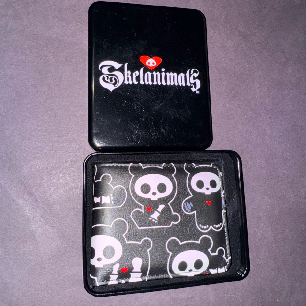 Skelanimals buckle down bifold men’s wallet BNWT